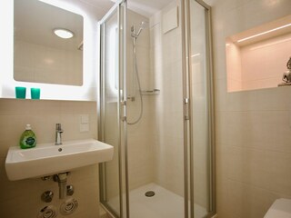 Badezimmer mit Dusche