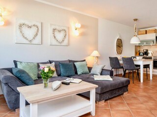 Wohnbereich mit Sofa und Essbereich
