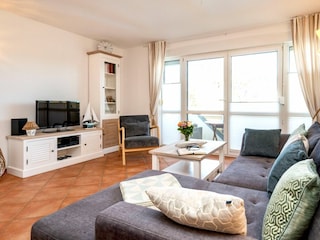 Wohnbereich mit Sofa und TV