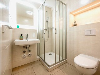 Badezimmer mit Dusche