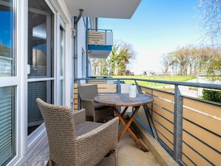 möblierter Ostbalkon mit Blick zum Ostseedeich