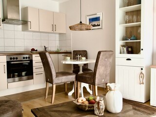 offene Küchenzeile mit Essbereich