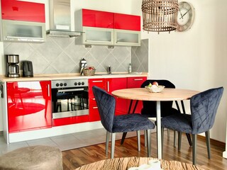 offene Küchenzeile mit Essbereich