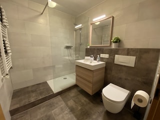 Badezimmer mit DU und WC