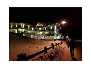 Neues Hotelfoto Winter abends