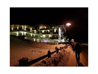 Neues Hotelfoto Winter abends