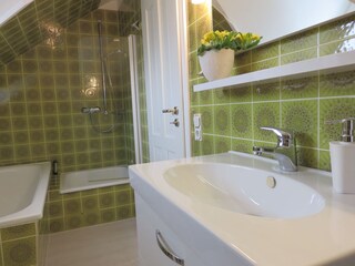 Bad mit Dusche und Badewanne