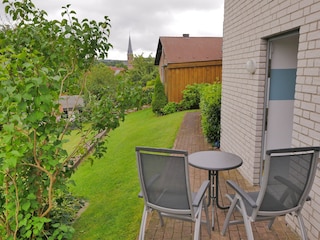 Terrasse mit Blick zum historischen Kirchturm
