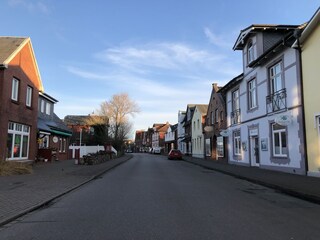 Ortskern mit Cafes, Restaurants und Shopping nur 200m