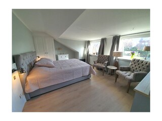 Grosses Doppelbett (1,80m mit zwei Matratzen)