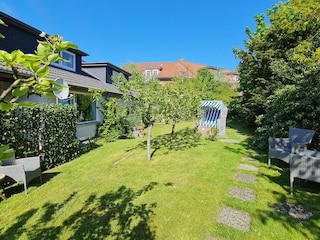 Der schöne Garten mit Strandkörben zum Entspannen