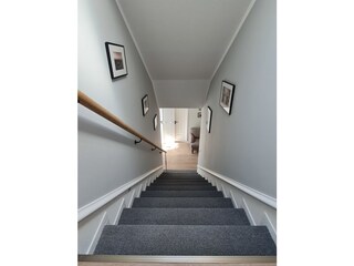 Stilvoller Treppenflur Eingang rechts Whg. 7,8,9,10