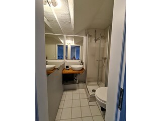 Duschbad mit grossen hinterleuchteten Spiegeln