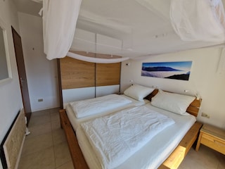 Schlafzimmer mit Mückennetz