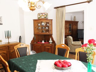 Esszimmer mit Blick ins angrenzende Wohnzimmer