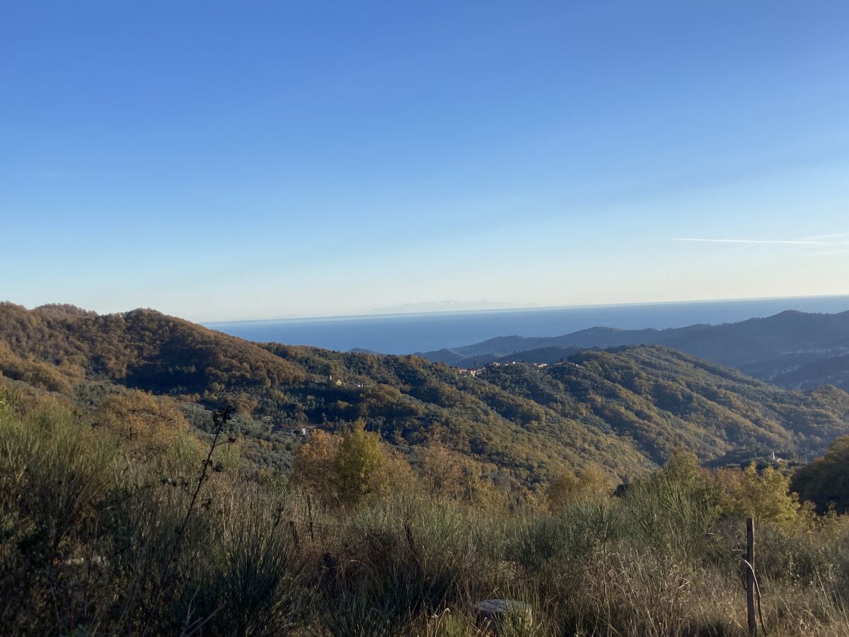 Wandern mit Meerblick oberhalb von Pantasina