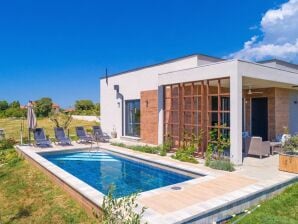 Holiday house Villa Lily with Private Pool and a Lovely Garden - Galižana - image1