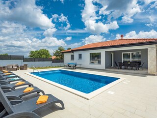Immobiliengebäude, Schwimmbad  