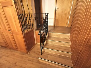 Treppe von Wohnbereich zu den Schlafzimmer und dem Bad