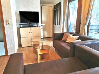 Wohnzimmer mit gemütlicher Couchecke