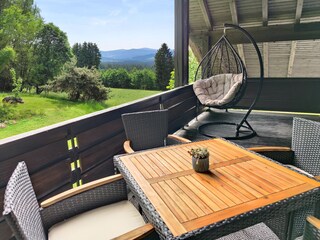 überdachter Balkon mit Aussicht