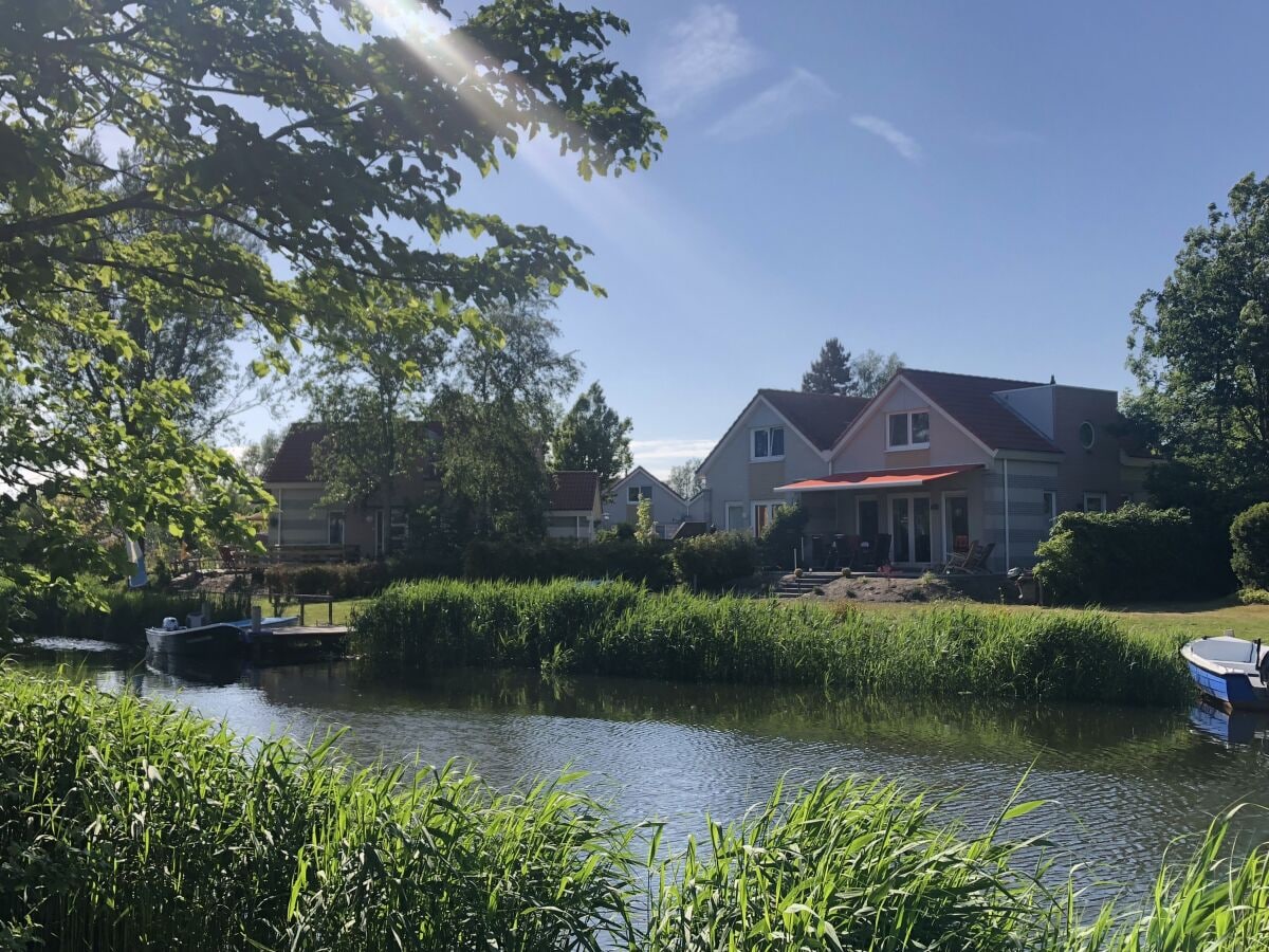 Ferienhaus mit Garten und Gracht