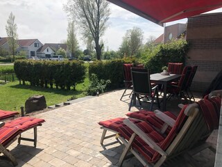 Ferienhaus Terrasse mit Markise und Sonnenliegen