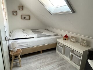 Schlafzimmer 3 - Bett 160x200cm und Spielschrank