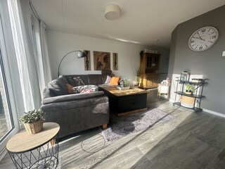 Wohnzimmer mit bequemer Couch