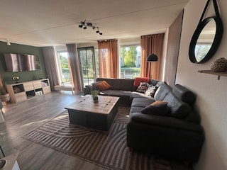 Modernes gemütliches Wohnzimmer mit Wohnlandschaft