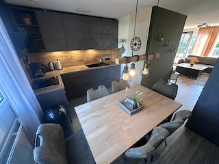 Küche mit Esstisch angrenzend an das Wohnzimmer