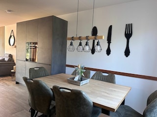 Essbereich mit offenem Zugang zum Wohnzimmer