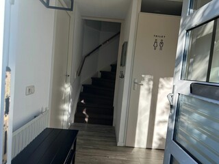Eingangsbereich mit Treppe und Gäste WC