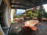 Gastgarten mit Blick auf die Schladminger Tauern