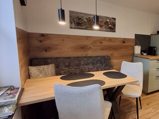 Küche_Tisch_Kühlschrank