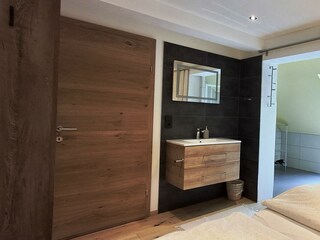 Schlafzimmer mit Bad