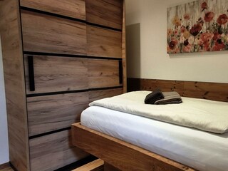 Schlafzimmer mit zwei Einzelbetten