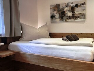 Schlafzimmer mit zwei Einzelbetten