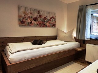 Schlafzimmer mit zwei Einzelbetten