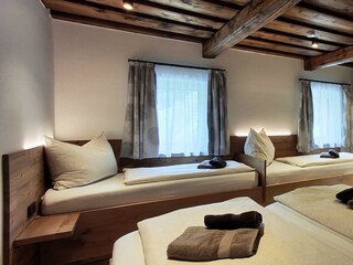 Schlafzimmer mit vier Betten
