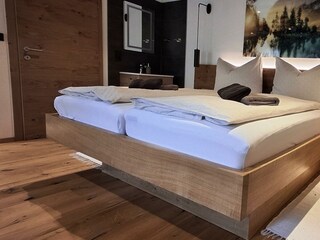 Schlafzimmer mit vier Betten