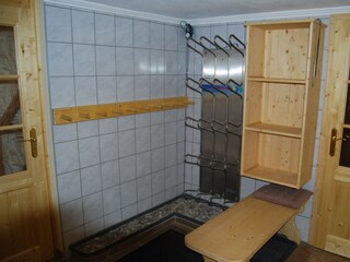 Schistall und Schutrockner