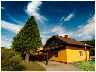 Nordansicht mit Parkplatz