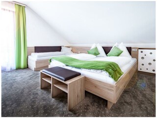 SChlafzimmer Doppelbett + Einzelbett
