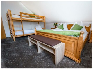 Schlafzimmer Doppelbett + Etagenbett