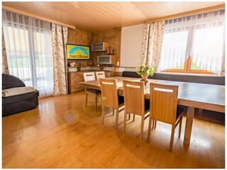 Wohnzimmer mit Esstisch