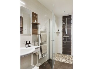 Charly Kahr Family Badezimmer Hochformat