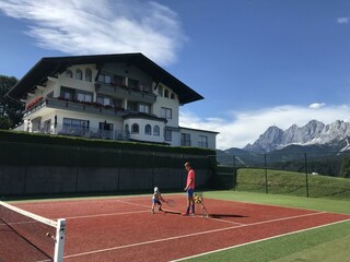 Trainerstunde am hauseigenen Tennisplatz