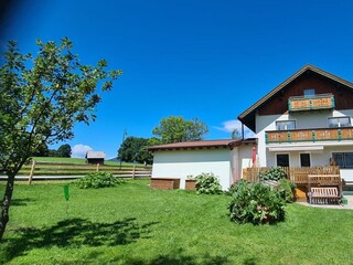 Haus Sommer mit Garten