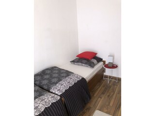 D57A33B9-DF19-4331-A466-90771C97546E